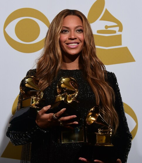 STJERNE: Beyoncé er den kvinnelige artisten som er blitt nominert til flest Grammy-priser. Her poserer hun med prisene sine under en tidligere utgave av Grammy Awards. Foto: NTB scanpix STJERNE: Beyoncé er den kvinnelige artisten som er blitt nominert til flest Grammy-priser. Her poserer hun med prisene sine under en tidligere utgave av Grammy Awards. Foto: NTB scanpix